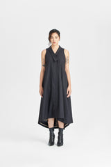 Ärmelloses langes Kleid mit rechteckigem V-Ausschnitt