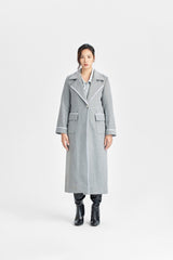 Grauer langer taillierter Mantel