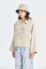 Beigefarbene kurze Jacke mit Satteltaschen aus Wolle