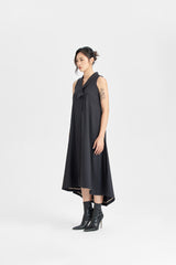 Ärmelloses langes Kleid mit rechteckigem V-Ausschnitt