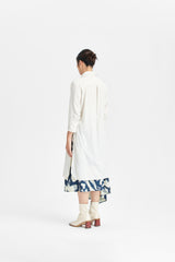 Mandelweißes Langarmhemd mit spitzem Kragen