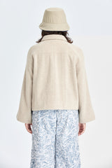 Beigefarbene kurze Jacke mit Satteltaschen aus Wolle