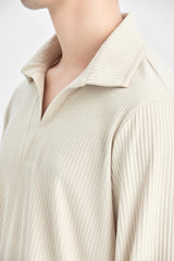 Beigefarbenes geripptes Oberteil zur Wärmespeicherung