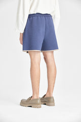 Indigoblaue Shorts mit geschwungenen Taschen