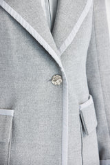 Grauer langer taillierter Mantel