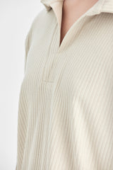 Beigefarbenes geripptes Oberteil zur Wärmespeicherung