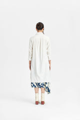 Mandelweißes Langarmhemd mit spitzem Kragen