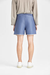 Graublaue Shorts mit geschwungenen Taschen