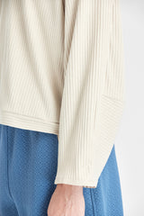 Beigefarbenes geripptes Oberteil zur Wärmespeicherung