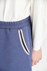 Indigoblaue Shorts mit geschwungenen Taschen