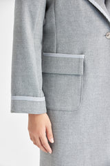 Grauer langer taillierter Mantel