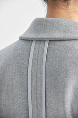 Grauer langer taillierter Mantel