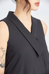 Ärmelloses langes Kleid mit rechteckigem V-Ausschnitt