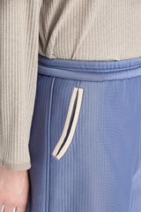 Graublaue Shorts mit geschwungenen Taschen