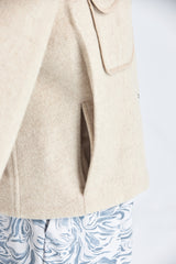 Beigefarbene kurze Jacke mit Satteltaschen aus Wolle