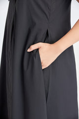 Ärmelloses langes Kleid mit rechteckigem V-Ausschnitt