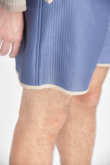 Graublaue Shorts mit geschwungenen Taschen