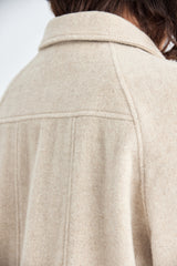 Beigefarbene kurze Jacke mit Satteltaschen aus Wolle