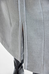 Grauer langer taillierter Mantel