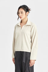 Beigefarbenes geripptes Oberteil zur Wärmespeicherung