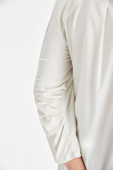 Mandelweißes Langarmhemd mit spitzem Kragen