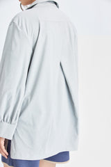 Hellgraues Hemd mit Reißverschluss