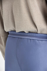 Graublaue Shorts mit geschwungenen Taschen