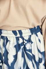 Abstraktes, botanisch bedrucktes, unifarbenes Kleid