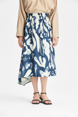 Abstraktes, botanisch bedrucktes, unifarbenes Kleid