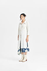 Abstraktes, botanisch bedrucktes, unifarbenes Kleid