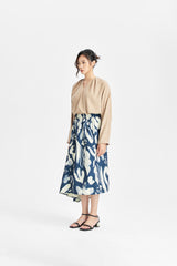 Abstraktes, botanisch bedrucktes, unifarbenes Kleid