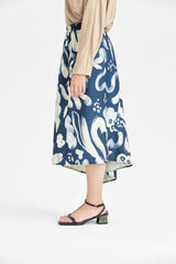 Abstraktes, botanisch bedrucktes, unifarbenes Kleid