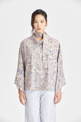 Fliessendes schal top mit wasserdruck