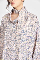 Fliessendes schal top mit wasserdruck