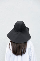 Large brimmed hat in Graphite black