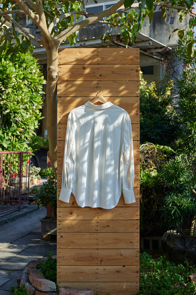 Lightweight practical shirt in almond white