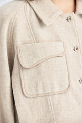 Beigefarbene kurze Jacke mit Satteltaschen aus Wolle